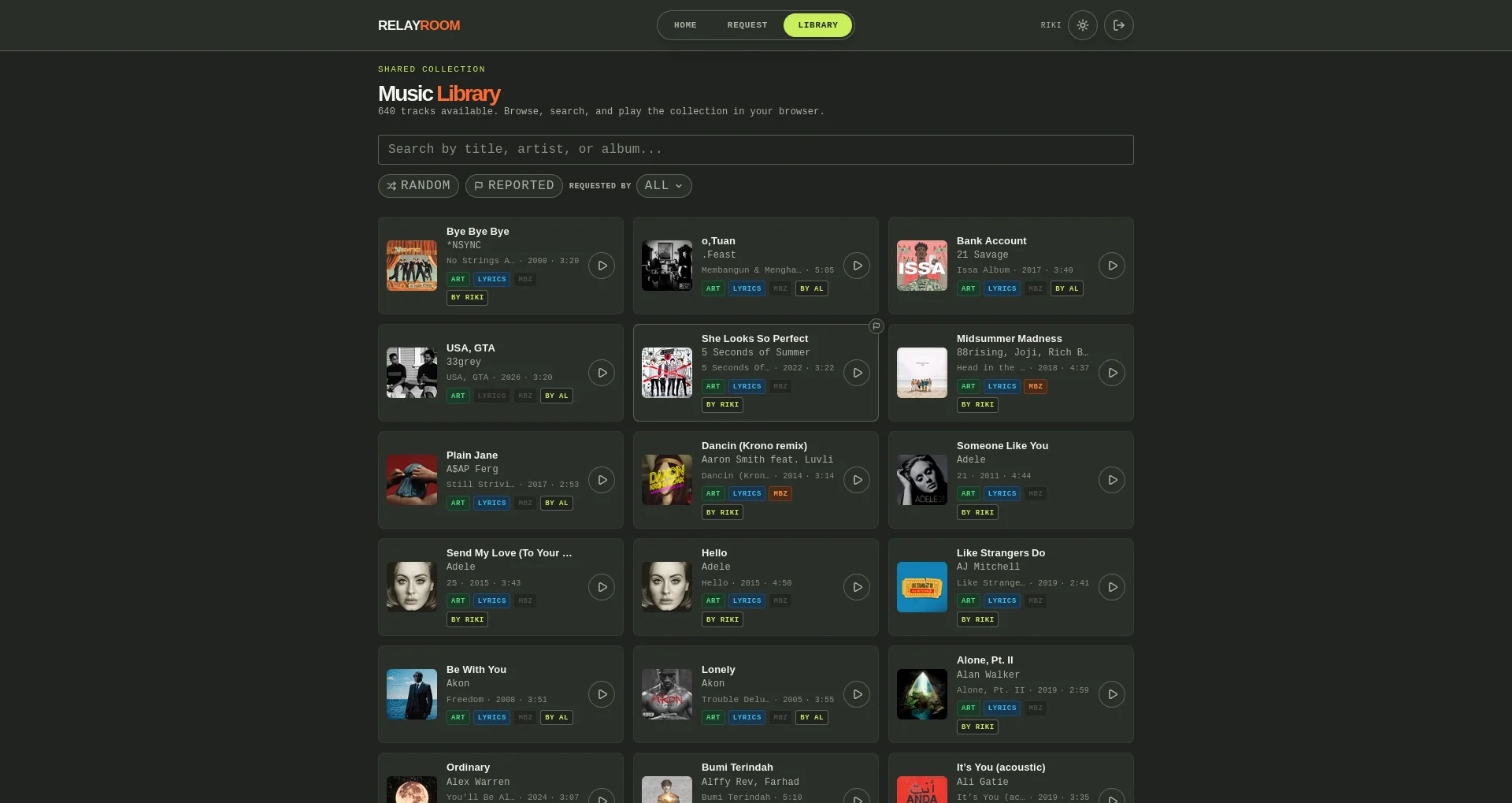 Koleksi musik Relayroom dengan pencarian, filter per peminta, dan badge metadata